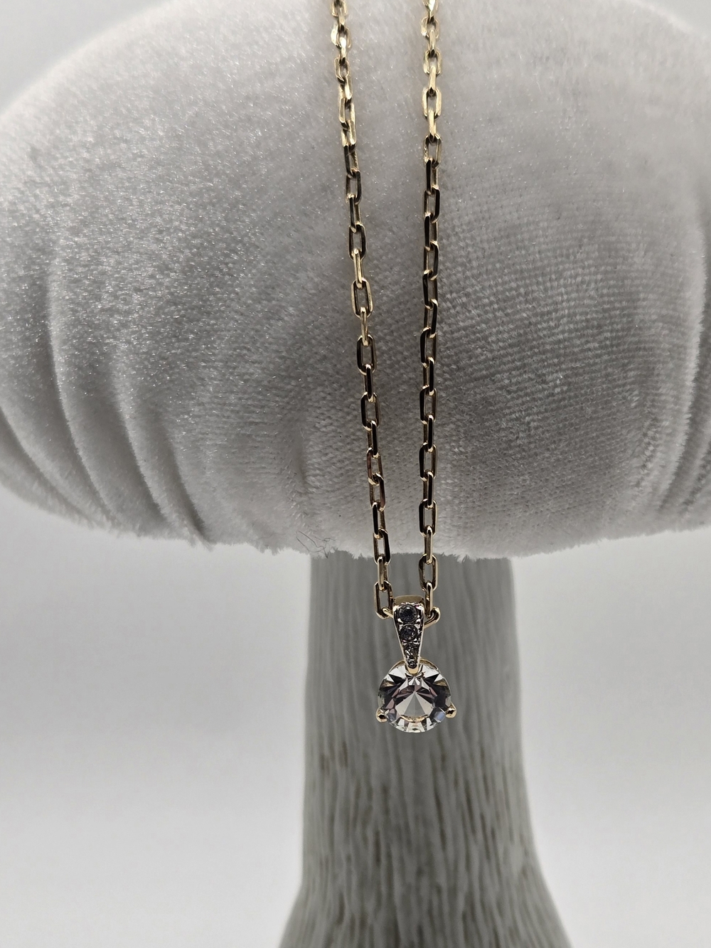 ✨ Avon Swarovski Crystal Pendant Necklace ✨ - Picture 5 of 9